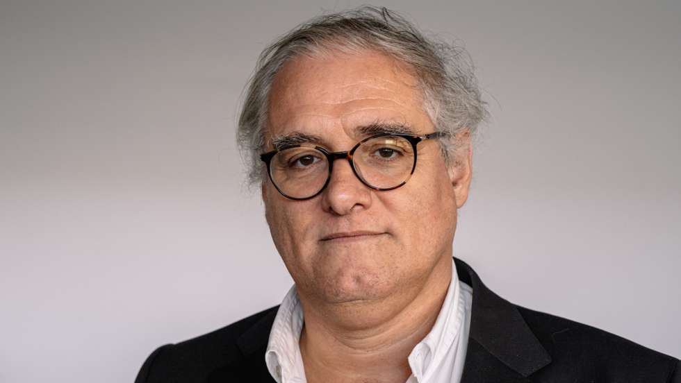 João Luís Barreto Guimarães nasceu a 3 de junho de 1967, no Porto. Médico-cirurgião, poeta e tradutor, é professor no Instituto de Ciências Biomédicas Abel Salazar (ICBAS) da Universidade do Porto, onde ensina Poesia a estudantes de Medicina