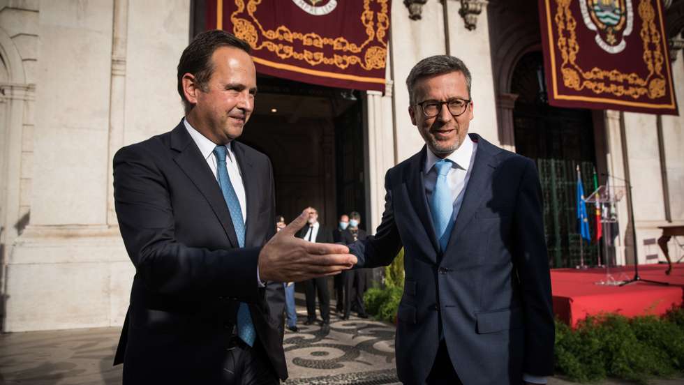 Tomada de posse do novo executivo da câmara municipal de Lisboa, liderado por Carlos Moedas, uma coligação entre os PSD e CDS. Cumprimento entre o presidente cessante Fernando Medina e Carlos Moedas, o novo presidente da câmara municipal de Lisboa. Lisboa, 18 de outubro de 2021. JOÃO PORFÍRIO/OBSERVADOR