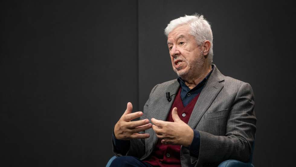 O antigo ministro das Finanças, que o foi em Governos PS, diz não perceber os argumentos do Governo para justificar aumentos mais contidos a pensionistas e funcionários públicos
