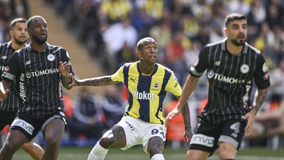 Talisca, ex-Benfica, foi titular na última jornada do Campeonato