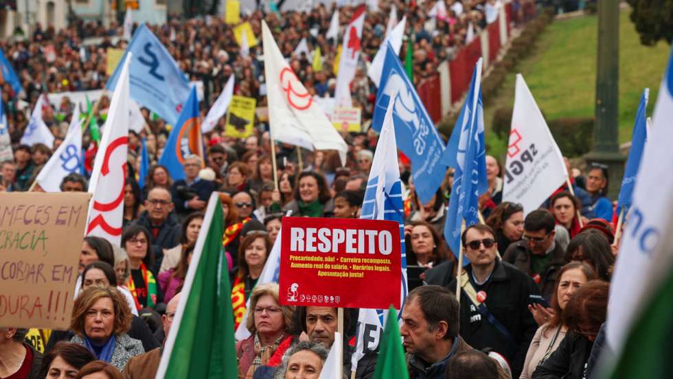 Segundo o dirigente sindical, há muitos docentes e trabalhadores não docentes a "fazer serviços mínimos" sob ameaças