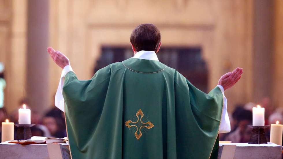 Uma padre celebra a missa na Basília da Catedral de Notre-Dame