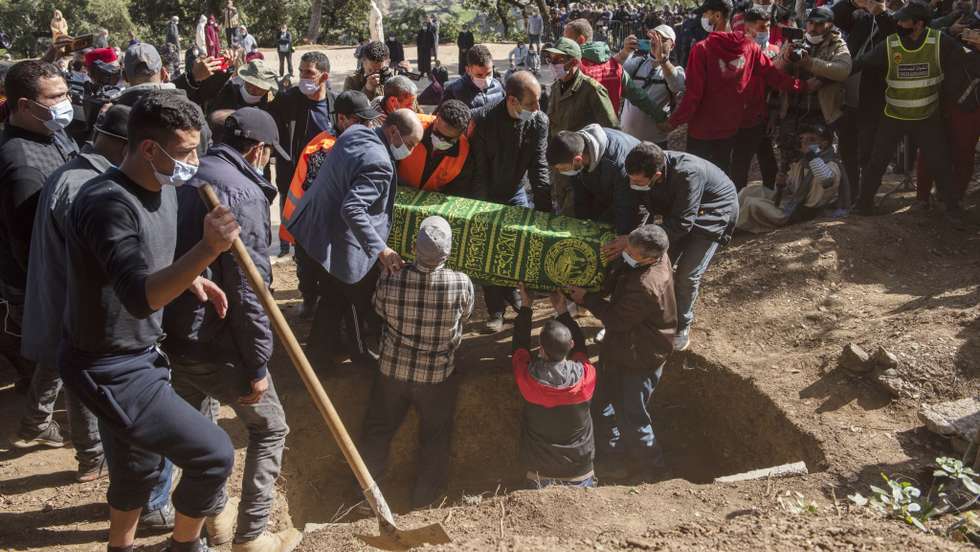 Realizou-se esta segunda-feira o funeral de Rayan, o rapaz de cinco anos que morreu este sábado depois de passar quatro dias preso num poço em Marrocos