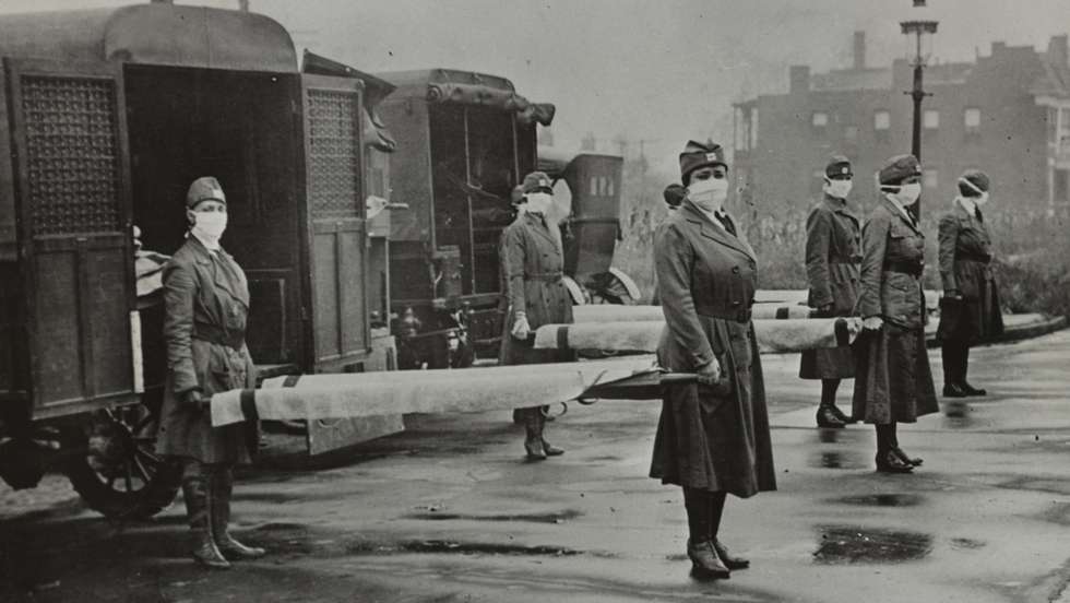 Durante a Gripe Espanhola, em 1918, foram adotadas medidas sanitárias semelhantes às de hoje, como o uso de máscara e a realização de atividades ao ar livre