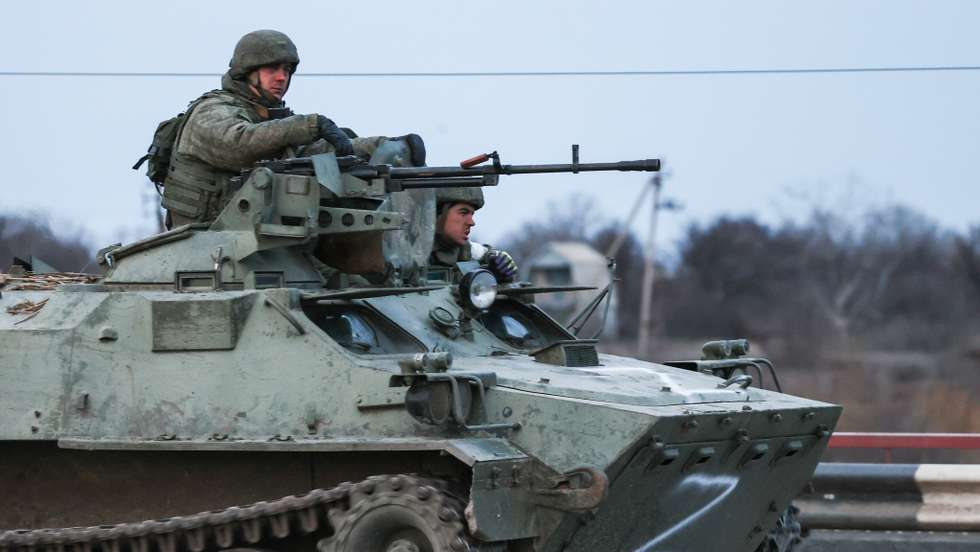 Tanques russos deslocam-se no norte da Crimeia