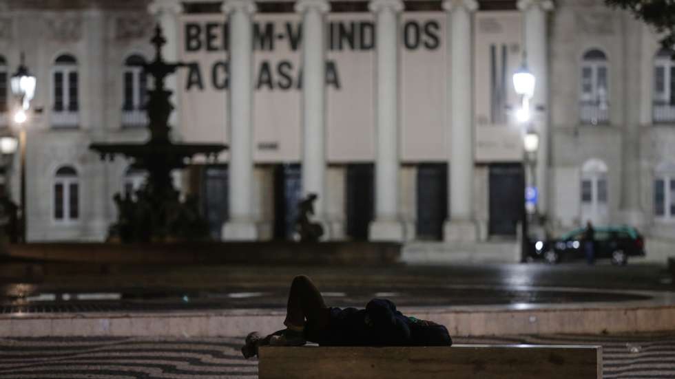 &quot;Também tem sido feito esse trabalho de modo a garantir não ter as pessoas em situação de sem-abrigo por mais de 24 horas&quot;, afirmou. Henrique Joaquim distinguiu estes grupos do perfil tradicional de pessoas em situação de sem-abrigo