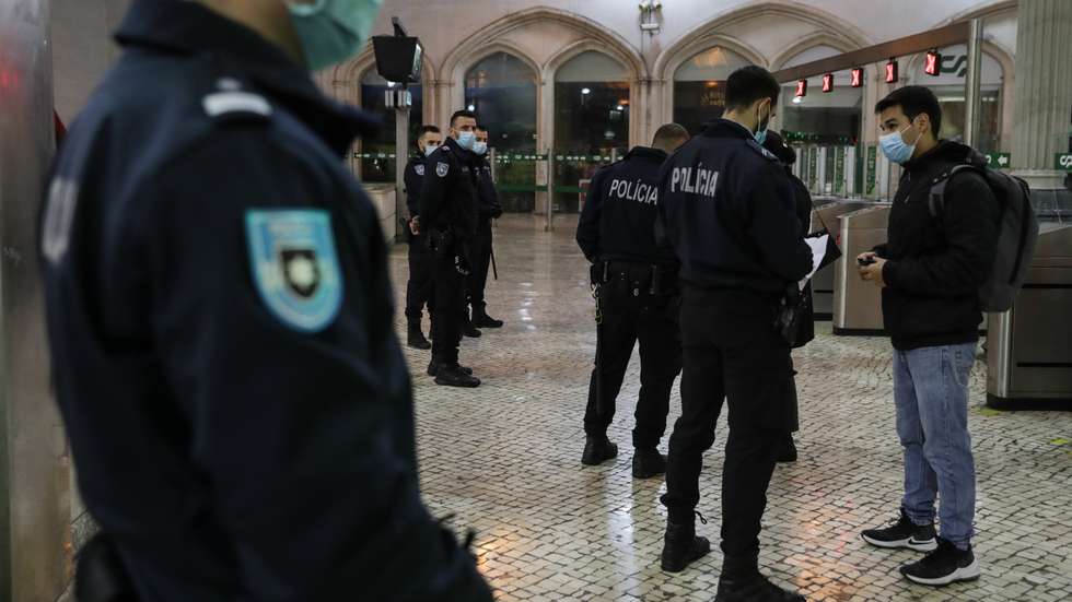 Fica ainda proibida a permanência de pessoal nas instalações policiais, exceto por motivos de serviço ou pernoita