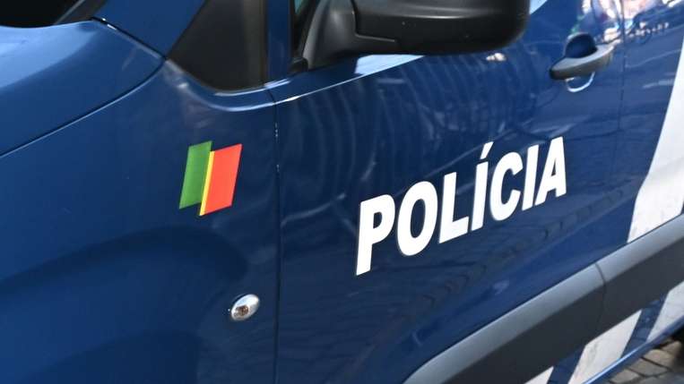 Chegada ao Tribunal de Instrução Criminal (TIC) de veículos celulares da Polícia com alguns de detidos da operação "Pretoriano", no Porto, 02 de fevereiro de 2024. Na passada na quarta-feira, a PSP deteve hoje 12 pessoas, incluindo o líder dos Super Dragões, Fernando Madureira, a sua mulher, Sandra Madureira, vice-presidente da claque, e o oficial de ligação aos adeptos do FC Porto, Fernando Saul, no âmbito de um processo que investiga os incidentes ocorridos durante essa AG. FERNANDO VELUDO/LUSA