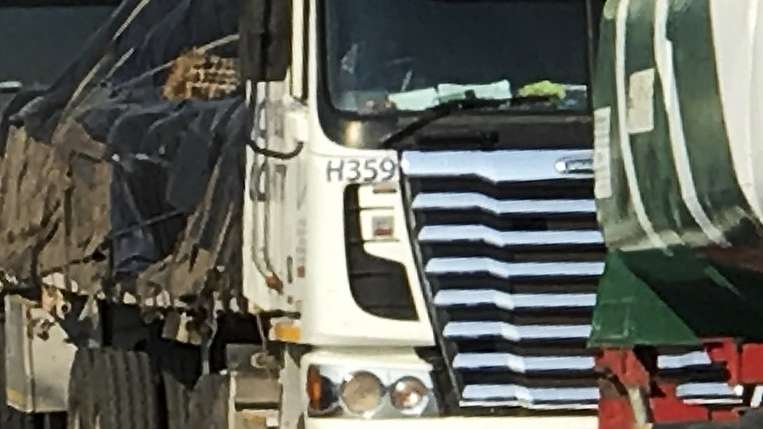 Camiões estacionados à beira da estrada na fronteira de Machipanda, a principal terrestre entre Moçambique e Zimbabué - ligando o porto da Beira, no Oceano Índico, aos países africanos do interior, em Manica, Moçambique, 02 de setembro de 2020. Cerca de 200 camionistas atravessam por dia a fronteira de Machipanda segundo dados dos Serviços de Migração de Manica. Um grupo de 245 camionistas já foram colocados em quarentena em Manica, após estarem em países de risco e manifestarem sintomas leves, durante o primeiro Estado de Emergência que terminou em julho. (ACOMPANHA TEXTO DA LUSA DO DIA 05 DE SETEMBRO DE 2020). ANDRÉ CATUEIRA/LUSA