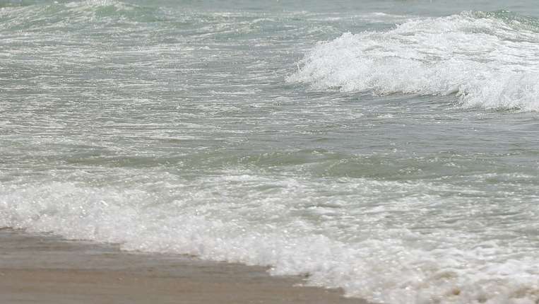 Cidadãos aproveitam o calor que se faz sentir na praia de Matosinhos, 02 de maio 2023. A continuação de temperaturas elevadas, ausência de precipitação e perigo de incêndio muito elevado são algumas das previsões do Instituto Português do Mar e das Atmosfera (IPMA) para os próximos meses. ESTELA SILVA/LUSA