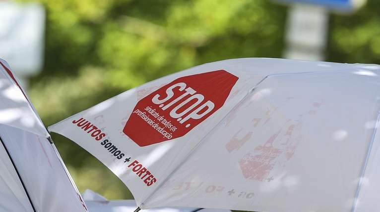 Profissionais da educação durante a 1.ª concentração de protesto de profissionais da educação, convocada pelo STOP - Sindicato de Todos os Profissionais da Educação, contra a municipalização da educação, e para exigir a valorização das carreiras de todo o pessoal não docente e a abertura de vagas nos quadros para técnicos superiores e especializados, junto à sede nacional da Associação Nacional de Municípios Portugueses, em Coimbra, 13 de abril de 2024. PAULO NOVAIS/LUSA