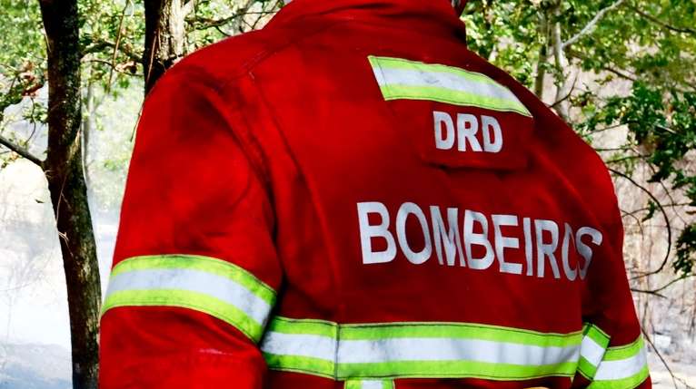 Bombeiros procedem aos trabalhos de rescaldo ao incêndio em Mões, Castro Daire, Viseu, 19 de setembro de 2024. Sete pessoas morreram e cerca de 120 ficaram feridas nos incêndios que atingem desde domingo sobretudo as regiões Norte e Centro do país, nos distritos de Aveiro, Porto, Vila Real, Braga, Viseu e Coimbra, e que destruíram dezenas de casas e obrigaram a cortar estradas e autoestradas. MIGUEL PEREIRA DA SILVA/LUSA