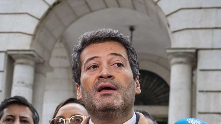 O candidato à Presidência da República, André Ventura (C), fala aos jornalistas, durante a formalização da sua candidatura à presidência da República no Tribunal Constitucional, em Lisboa, 15 de dezembro de 2025. JOSÉ SENA GOULÃO/LUSA