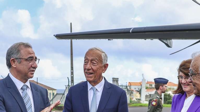 O Presidente da República, Marcelo Rebelo de Sousa (C-D), cumprimenta o presidente do Governo Regional da Região autónoma dos Açores, José Manuel Bolieiro (C-E), à chegada a Santa Cruz das Flores, Ilha das Flores, Açores, 24 de outubro de 2025. O Presidente da República inicia hoje uma deslocação às ilhas das Flores e Corvo, nos Açores, onde vai visitar o porto das Lajes das Flores, inaugurar o Parque Eólico e visitar o Parque Fotovoltaico do Corvo. TIAGO PETINGA/LUSA