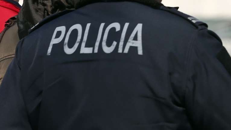 No decorrer das buscas, os polícias apreenderam cerca de 36 doses de haxixe e cocaína, pelo que detiveram o visado, por suspeita de tráfico de estupefacientes