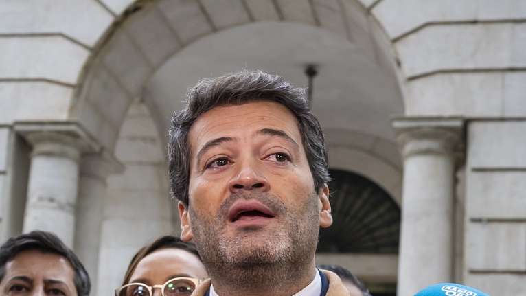 O candidato à Presidência da República, André Ventura (C), fala aos jornalistas, durante a formalização da sua candidatura à presidência da República no Tribunal Constitucional, em Lisboa, 15 de dezembro de 2025. JOSÉ SENA GOULÃO/LUSA