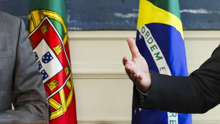 O ministro da Justiça e da Segurança Pública do Brasil, Flávio Dino de Castro e Costa (D) e o ministro da Administração Interna de Portugal, José Luís Carneiro (E) na cerimónia de assintura de  um acordo de cooperação entre a República Portuguesa e a República Federativa do Brasil em matéria de Administração Interna, no ministério da Administração Interna, em Lisboa. 26 junho 2023.MANUEL DE ALMEIDA/LUSA