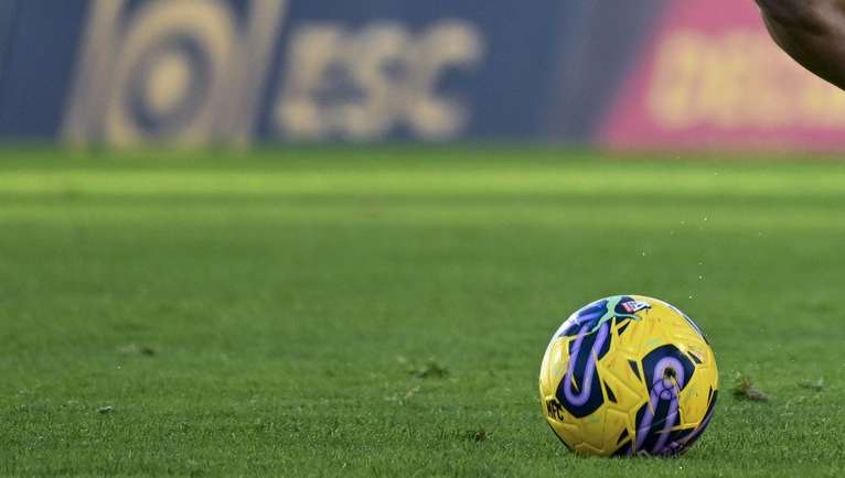 Wallisson Máximo (E) do Moreirense disputa a bola com Gonçalo Costa (C) e Lucas Ventura (D) do Portimonense no jogo da 14ª jornada da Primeira Liga de Futebol realizado no estádio Comendador Joaquim de Almeida Freitas em Moreira de Cónegos, Guimarães, 17 de dezembro de 2023. FERNANDO VELUDO/LUSA