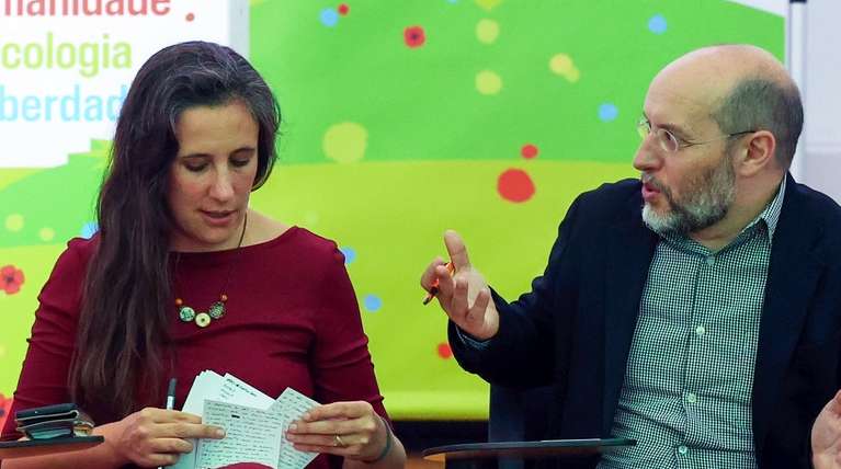 O porta-voz do Livre, Rui Tavares (2-D), conversa com os deputados, Paulo Muacho (E), Isabel Mendes Lopes (2-E), e Filipa Pinto (D), durante uma reunião no âmbito das jornadas parlamentares, as primeiras da história do partido, em Elvas, 07 de outubro de 2024. NUNO VEIGA/LUSA