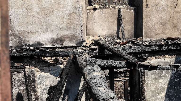 Uma casa destruída pelo fogo em Codessais na Serra da Lousã durante a passagem do incêndio que fustigou a serra durante a última semana, Lousã, 22 de agosto de 2025. PAULO NOVAIS/LUSA