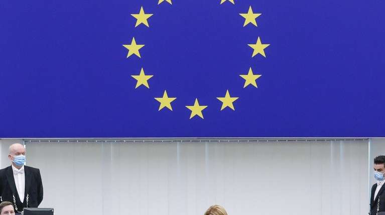 A primeira-ministra da Estónia Kaja Kallas durante um debate no papel da UE sobre mudança no mundo e a segurança na Europa com a agressão militar russa à Ucrânia