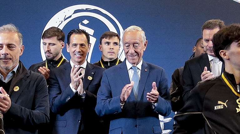 Portuguese President Marcelo Rebelo de Sousa (C), Prime Minister Luís Montenegro (C-R) Mayor of Porto is Pedro Duarte (L) and President of the Portuguese Soccer Federation (FPF) Pedro Proenca (C-L) during a tribute to the national football team that won the 2025 Nations League last June. The ceremony was then followed by the FIFA World Cup 26 UEFA qualifier soccer match between Portugal and Armenia held at Dragao Stadium, in Porto, north of Portugal, 16 November 2025. The national football team won the Nations League for the second time, this time against Spain, in Munich. MANUEL FERNANDO ARAUJO/LUSA