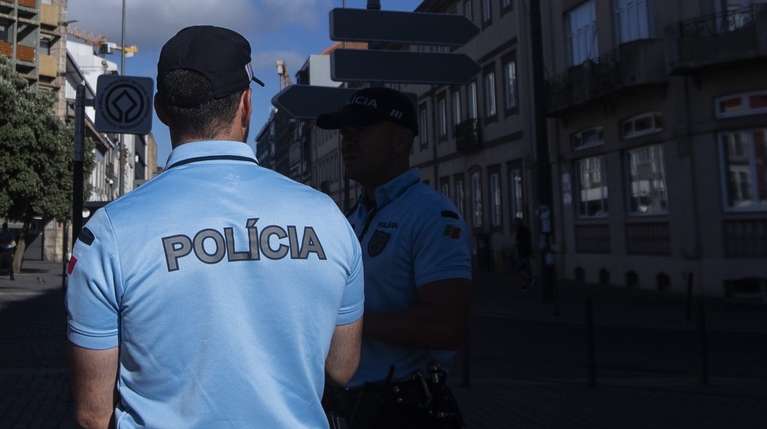 Elementos da Polícia de Segurança Pública (PSP) durante a apresentação das Unidades Móveis de Atendimento da PSP, na Praça da Batalha, no Porto, 28 de julho de 2022. As unidades móveis de atendimento, foram apresentadas hoje, simultaneamente em Lisboa e no Porto. JOSÉ COELHO/LUSA