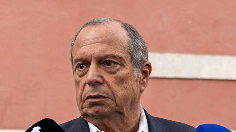 Carlos César alertou que o Executivo “não dispõe de maioria absoluta” e considerou “indispensável” o diálogo com os parceiros sociais