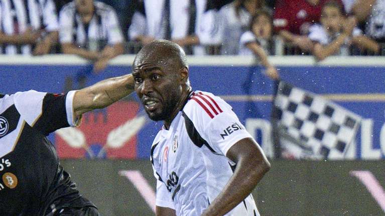 epa11560218 Lugano's Uran Bislimi (C) scores the 1-1 equalizer against Besiktas's goalkeeper Mert Guenok (L) and Besiktas's Almoatasembellah Ali Mohamed Al- Musrati during the UEFA Europa League qualifying play-offs first leg match FC Lugano vs Besiktas Istanbul at the Stockhorn Arena in Thun, Switzerland, 22 August 2024.  EPA/PETER SCHNEIDER