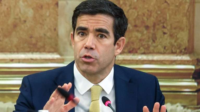 O ministro da Presidência, António Leitão Amaro, fala perante a Comissão de Cultura, Comunicação, Juventude e Desporto, na Assembleia da República, em Lisboa, 15 de abril de 2026. TIAGO PETINGA/LUSA