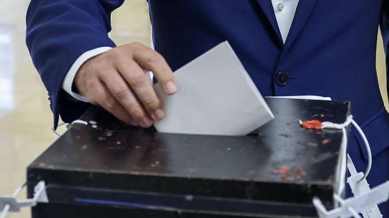 O presidente do CDS-PP/Madeira e 2.º candidato da coligação "Somos Madeira" à Assembleia Regional da Madeira, Rui Barreto, deposita o voto na urna durante a votação para as eleições legislativas da Madeira, na Escola da Ajuda, Funchal, Madeira, 24 de setembro de 2023. As legislativas da Madeira decorrem em 24 de setembro, com 13 candidaturas a disputar os 47 lugares no parlamento regional, num círculo eleitoral único. PAULO NOVAIS/LUSA