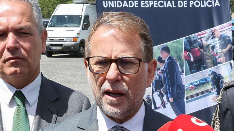 O ministro da Administração Interna, Luís Neves (C), acompanhado pelo comandante da Unidade Especial de Polícia (UEP) da PSP, superintendente Francisco Pedro Afonso Teles (E), pelo secretário de Estado Adjunto e da Administração Interna, Paulo Simões Ribeiro (2-E), e pelo  Diretor Nacional da Polícia de Segurança Pública (PSP), Luís Carrilho (D), aos à comunicação social no final da comemoração do dia da UEP da PSP, em Belas, Sintra, 05 de maio de 2026. JOÃO RELVAS/LUSA