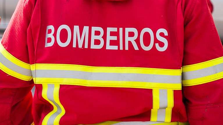No local estiveram oito viaturas e 21 operacionais, entre os quais os bombeiros voluntários de Ermesinde, uma Viatura Médica de Emergência e Reanimação do Hospital São João, a PSP e elementos da Câmara Municipal de Valongo