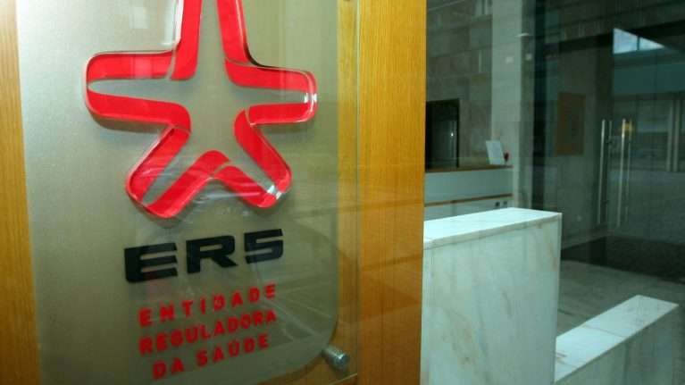 A Entidade Reguladora da Saúda defendeu que devem ser disponibilizados recursos adequados sempre que a condição de saúde o exigir