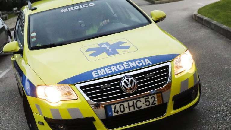 No local estiveram 16 operacionais, apoiados por sete viaturas dos bombeiros, da VMER e da GNR.