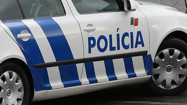 Arguida aguarda desenrolar do inquérito em liberdade, mas proibida de contactar a vítima e comparecer no local de trabalho e na residência da mesma