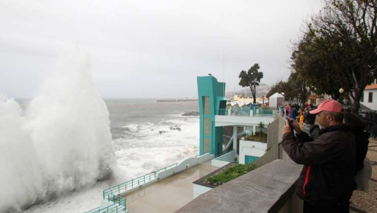 Devido a estas condições meteorológicas, a autoridade marítima reforça as recomendações para os cuidados a ter, tanto na preparação de uma ida para o mar, como quando se está no mar ou em zonas costeiras
