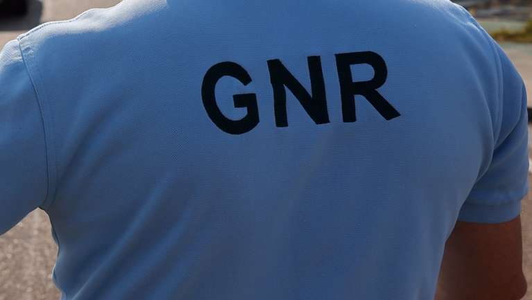 Militares da Guarda Nacional Republicana (GNR) dedicados ao controlo de fronteiras , procedem à  identificação seletiva de condutores de ligeiros à entrada para Portugal na fronteira do Caia (Elvas). Estas ações iniciaram às 00.00 de hoje nos 21 pontos de passagem autorizados na fronteira terrestre nacional, devido às Jornadas Mundiais da Juventude, que decorrerão no início do mês de agosto. Elvas, 22 de julho de 2023. NUNO VEIGA/LUSA