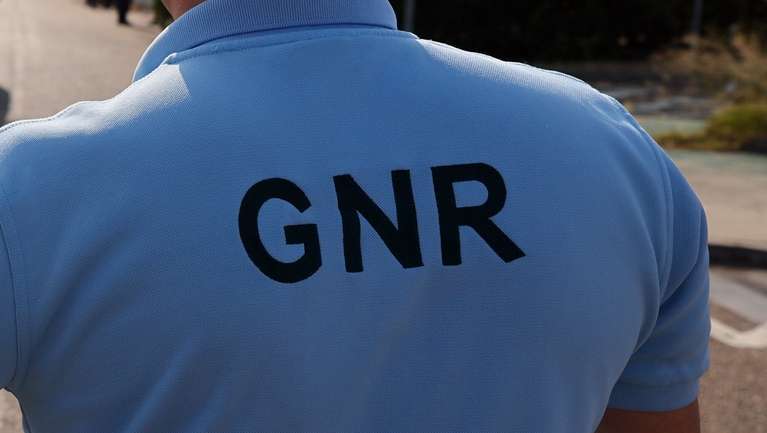 Militares da Guarda Nacional Republicana (GNR) dedicados ao controlo de fronteiras , procedem à  identificação seletiva de condutores de ligeiros à entrada para Portugal na fronteira do Caia (Elvas). Estas ações iniciaram às 00.00 de hoje nos 21 pontos de passagem autorizados na fronteira terrestre nacional, devido às Jornadas Mundiais da Juventude, que decorrerão no início do mês de agosto. Elvas, 22 de julho de 2023. NUNO VEIGA/LUSA