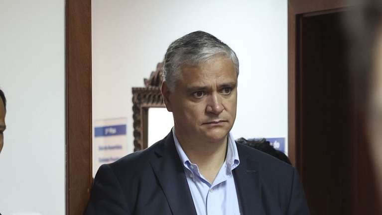 O presidente do PS/Açores e candidato à presidência do Governo Regional, Vasco Cordeiro, momentos antes de exercer o seu direito de voto para as eleições regionais dos Açores em Ponta Delgada, 04 de fevereiro de 2024. Onze forças políticas, incluindo três coligações, disputam hoje os 57 lugares do parlamento açoriano nas legislativas regionais, que decorrem cerca de oito meses antes do previsto. ANDRÉ KOSTERS/LUSA