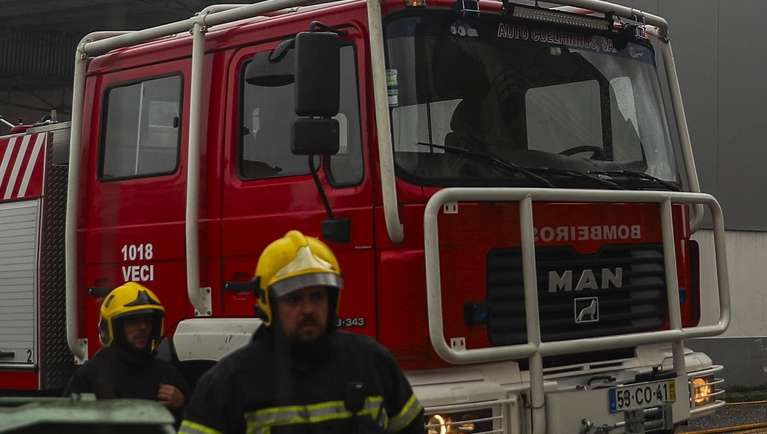 Bombeiros combatem incêndio em fábrica de plástico Compogal Indústria de Polímeros, SA, na zona urbana de Leiria, 02 de novembro de 2023. PAULO CUNHA/LUSA
