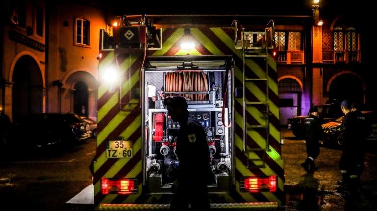 Encontravam-se no local 14 operacionais auxiliados por sete veículos. 