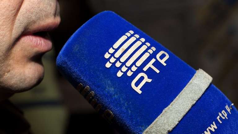 Os Conselho de Redação da Televisão e o Conselho de Redação da Rádio detalharam que "segundo as imagens apresentadas internamente, os microfones passam a ser semelhantes, com RTP em destaque e todas as restantes marcas remetidas para baixo na esponja do microfone"