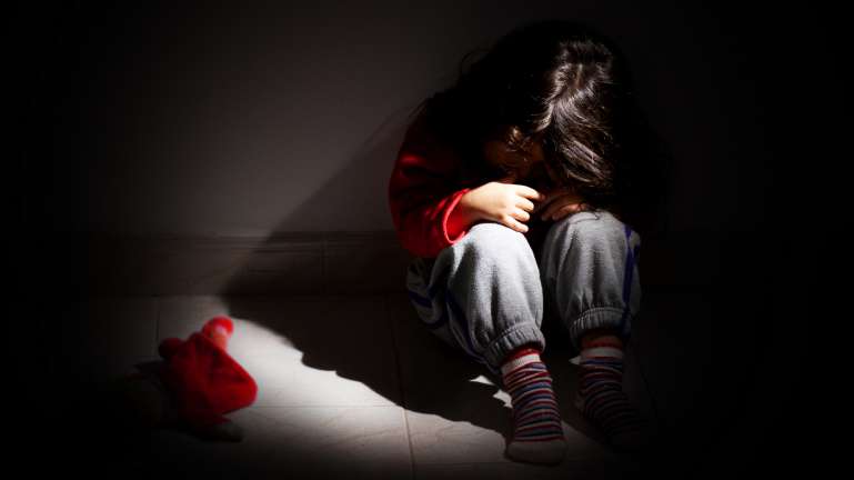 Além dos 3.734 crimes de abuso sexual de crianças agravado, o docente está também acusado de três crimes de maus-tratos alegadamente cometidos sobre três outros alunos, uma menina e dois meninos