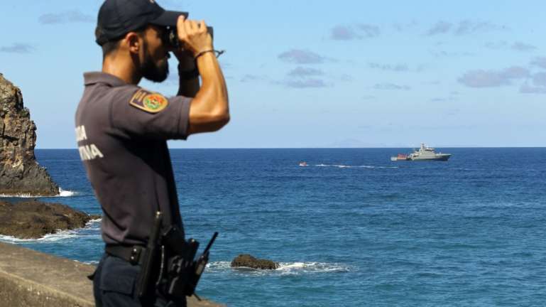 Os quatro tripulantes, encontrados numa embarcação sem propulsão, foram entregues às autoridades competentes