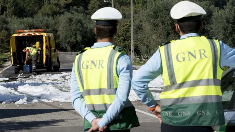 Nas declarações à Lusa, por volta das 17h00, a mesma fonte da guarda revelou que a circulação rodoviária neste troço da estrada está cortada temporariamente