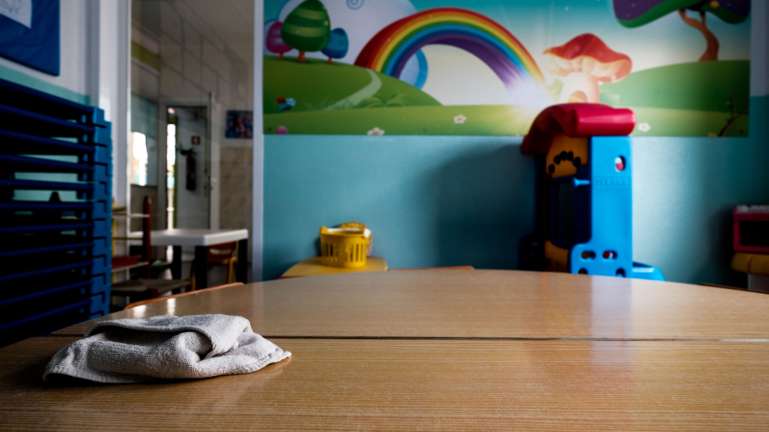 Pais protestaram à porta da creche, denunciando maus-tratos a crianças