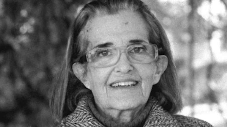 O percurso artístico de Helena Afonso, que se formou em Canto pelo Conservatório Nacional de Lisboa, começou pela música e a interpretação