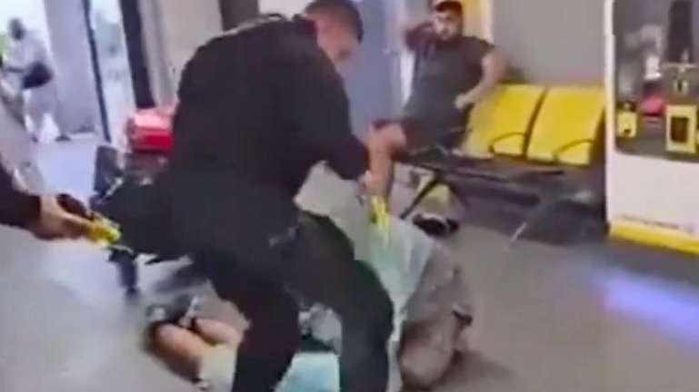 Força policial afirma que três agentes ficaram feridos e que existia um “risco claro” de as armas de fogo da polícia serem roubadas durante o incidente