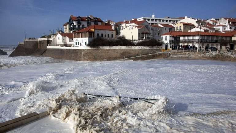A autarquia prevê a presença de 18 nadadores-salvadores certificados, distribuídos pelas praias da Vieira, Praia Velha e São Pedro de Moel, a partir de sábado, quando arranca a época balnear